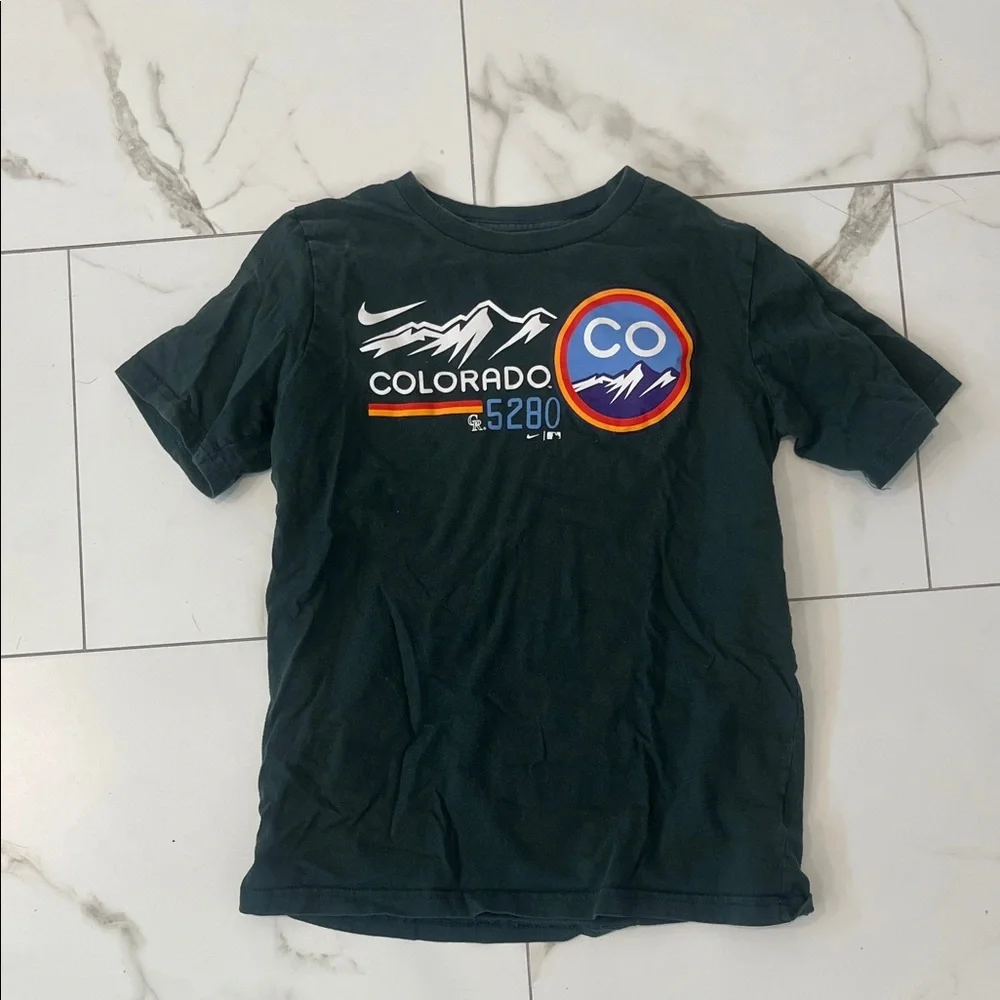 Nike green Colorado Graphic Kids Short Sleeve Tee with Multicolor Badge